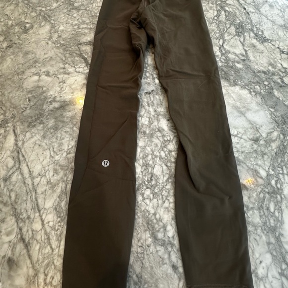 Stylish light green Lululemon Leggings - Picture 2 of 2